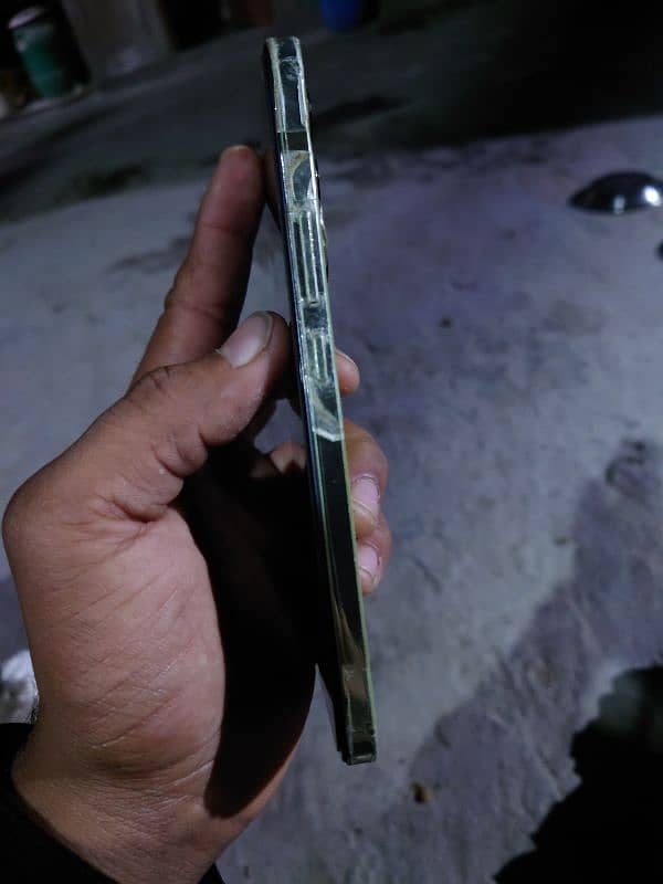 Vivo y100 Mobile bilkul all side sy saaf ha sheet lgy hui ha 5