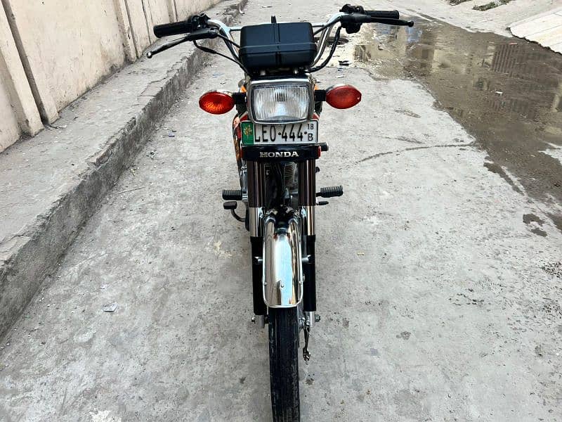 Honda 125 (2018-B) – 10/10 Condition – Golden Number Plate 1