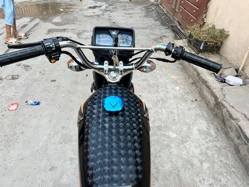 Honda 125 (2018-B) – 10/10 Condition – Golden Number Plate 4