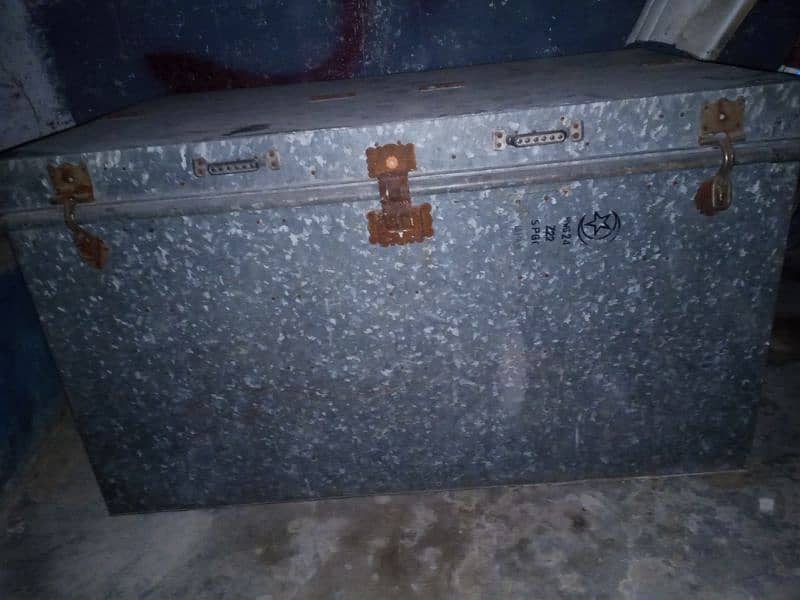 Trunk for sale made of thick iron heavy duty 4