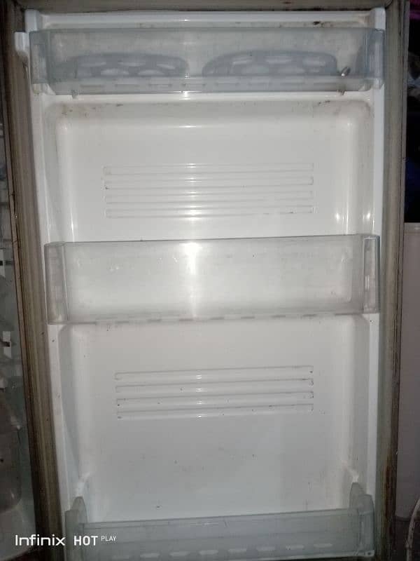 pel refrigerator in used condition 4