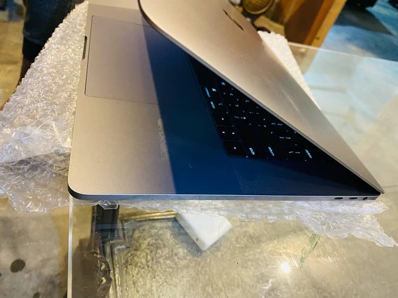 macbook 2019 15 inch i9, 32gb 512gb 6