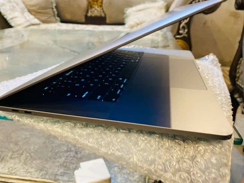 macbook 2019 15 inch i9, 32gb 512gb 7