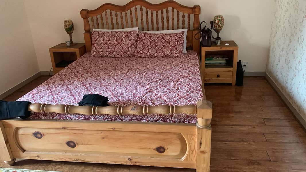 Diyar wood king size bed 0