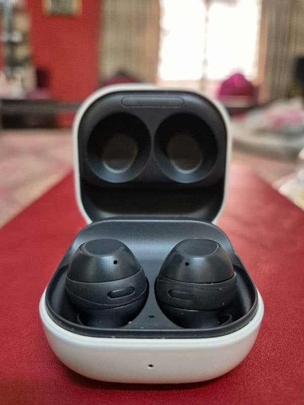 Samsung Galaxy Buds new 10/10 9