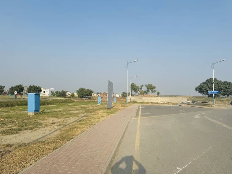 16 Marla Super Hot Commercial Plot Available for Sale in Golf View Residencia - Phase 1 Bahria Town, Lahore 4