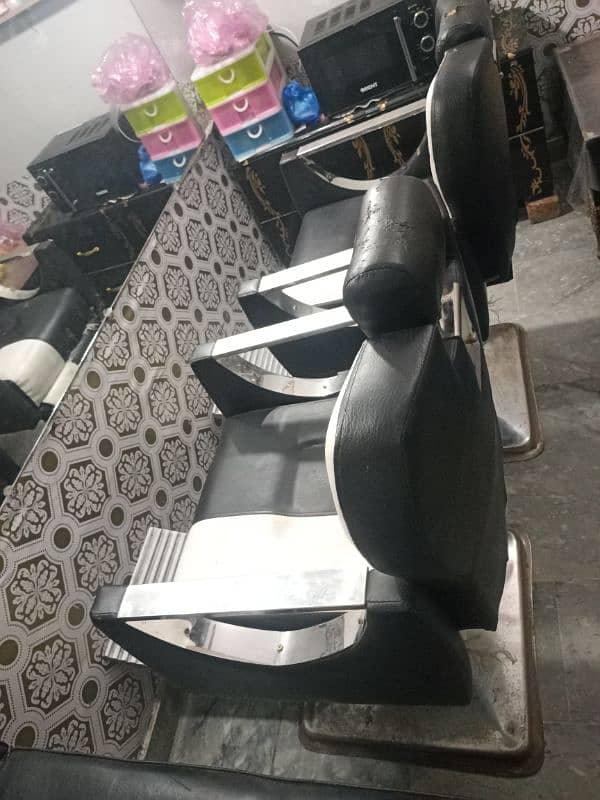 saloon chairs set and 1 waxing bed 3