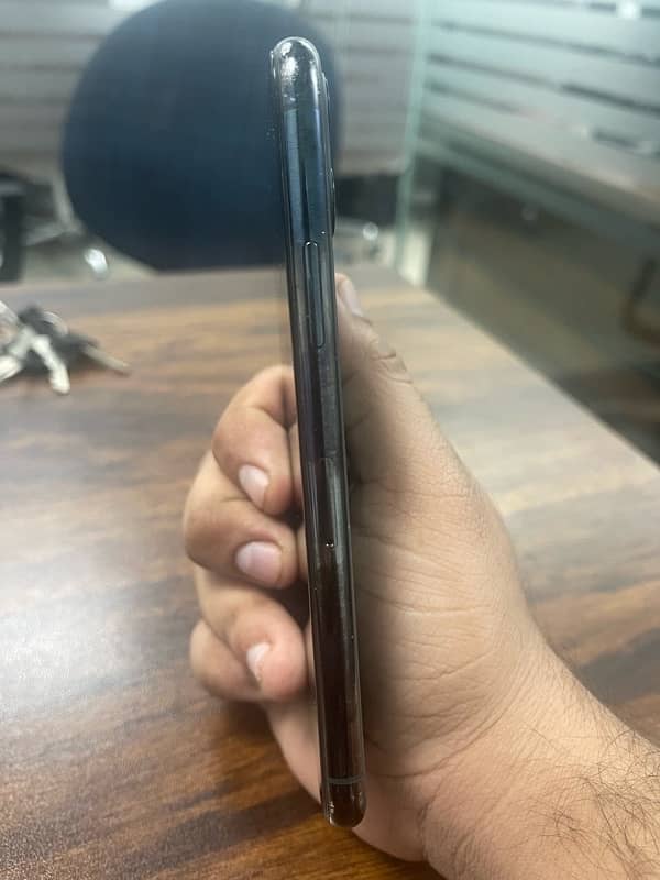 iphone 11pro 64 gb pta approved glass crack 1