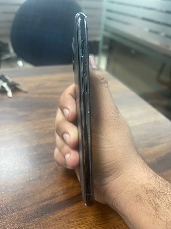 iphone 11pro 64 gb pta approved glass crack 2