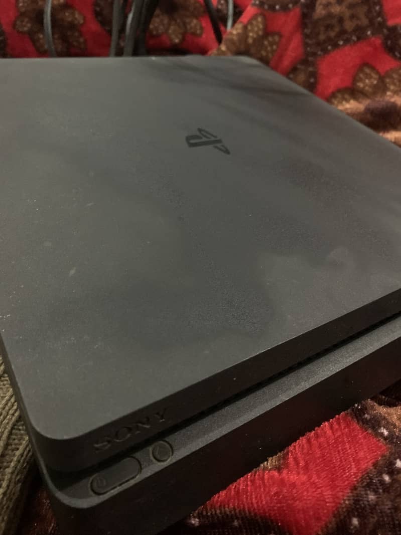 PS4 SLIM WITH MANY GAMES INSTALLED 0