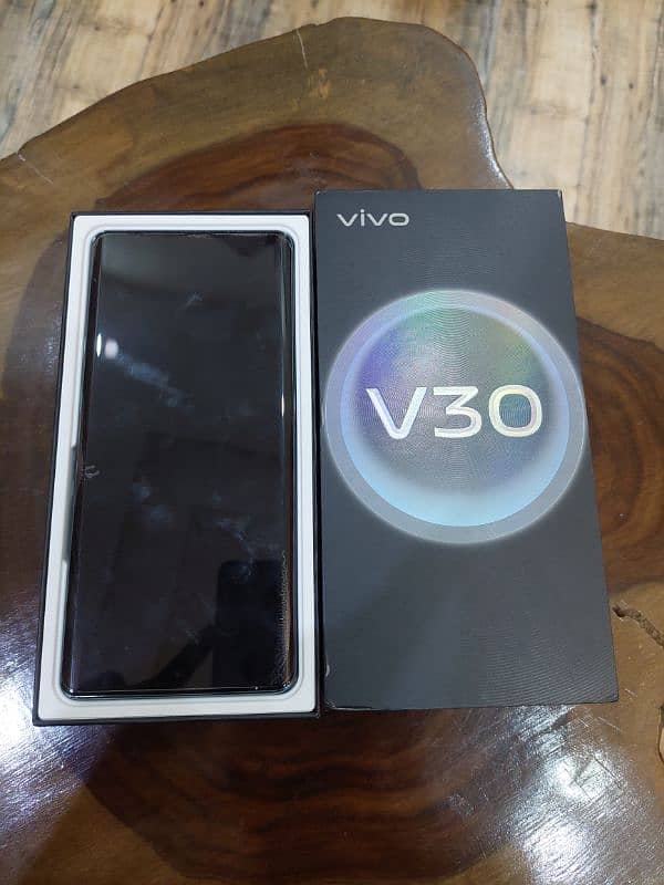 VIVO V30 JUST LIKE NEW. . . 10/10 JUST 2 MONTHS USED 1