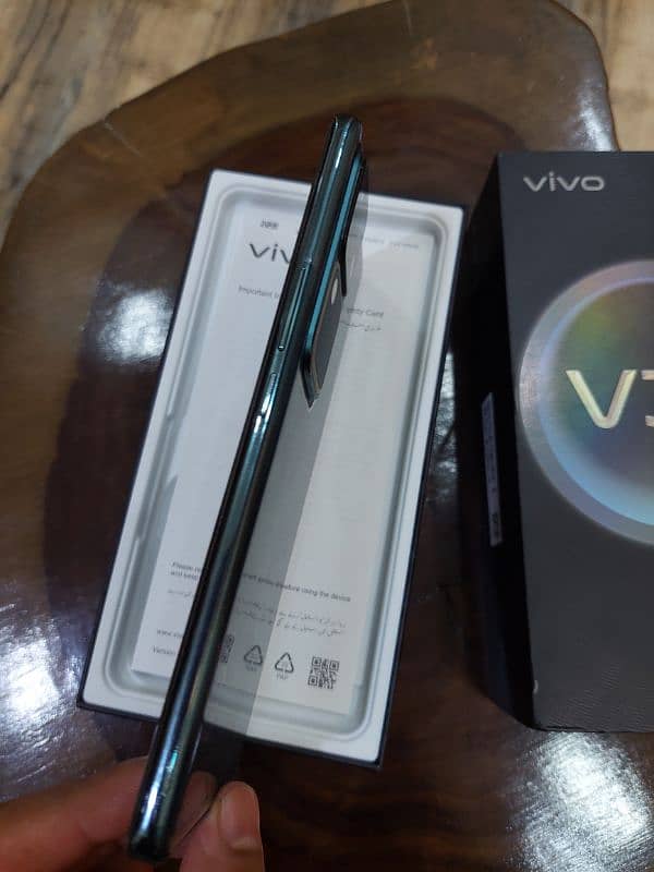 VIVO V30 JUST LIKE NEW. . . 10/10 JUST 2 MONTHS USED 4