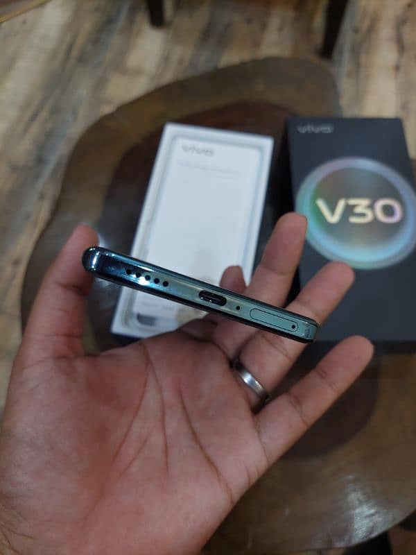 VIVO V30 JUST LIKE NEW. . . 10/10 JUST 2 MONTHS USED 5