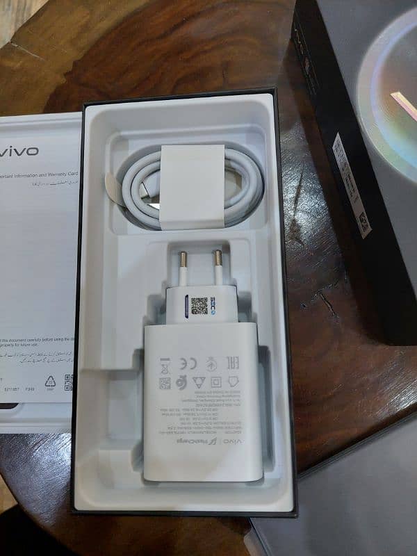 VIVO V30 JUST LIKE NEW. . . 10/10 JUST 2 MONTHS USED 8