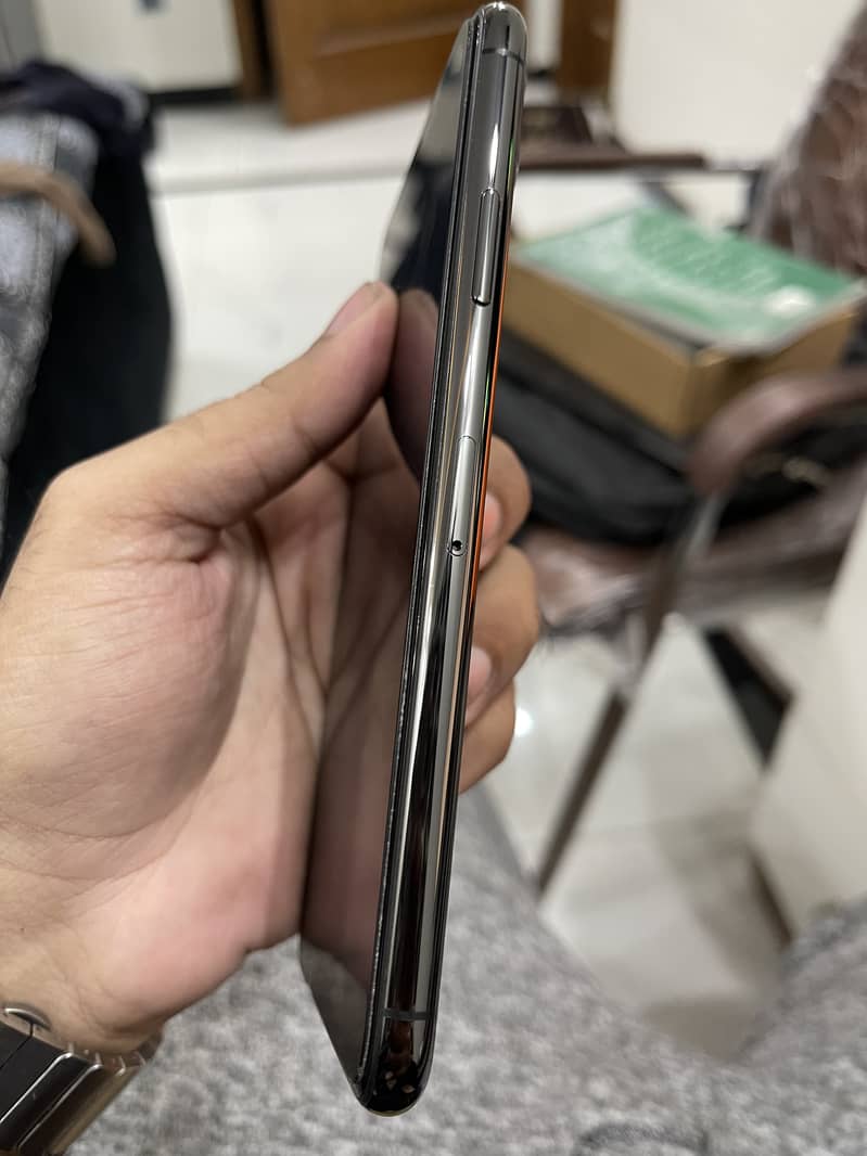 iPhone 11 Pro Max PTA Approved 64gb 4