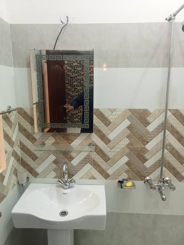 Shaird 1 room with attach bathroom tv lounge kitchen for rent 0