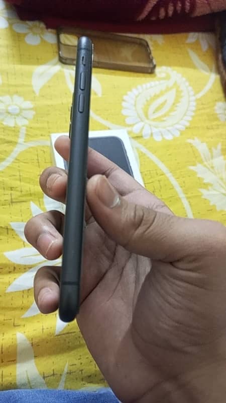 iphone 11 jv 64jb  black colour   scratch less 1