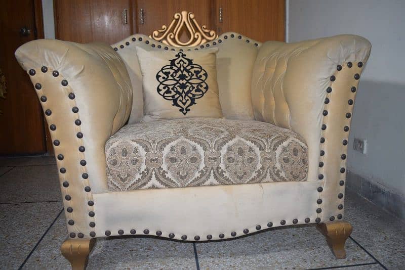 light brown queen head sofa 0