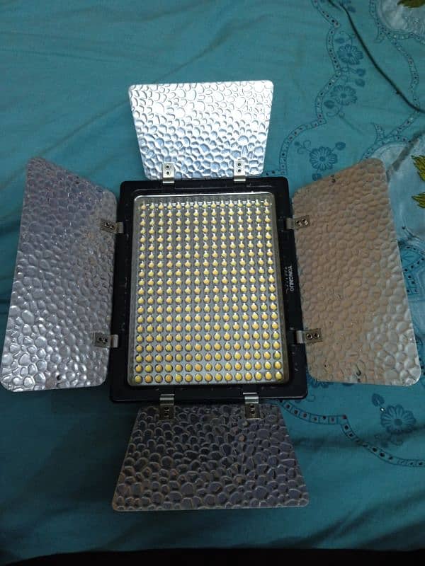 YONGNUO YN300 Pro LED video light 3