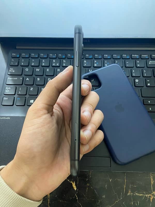 Iphone 11 factory unlock black A+ condition 3