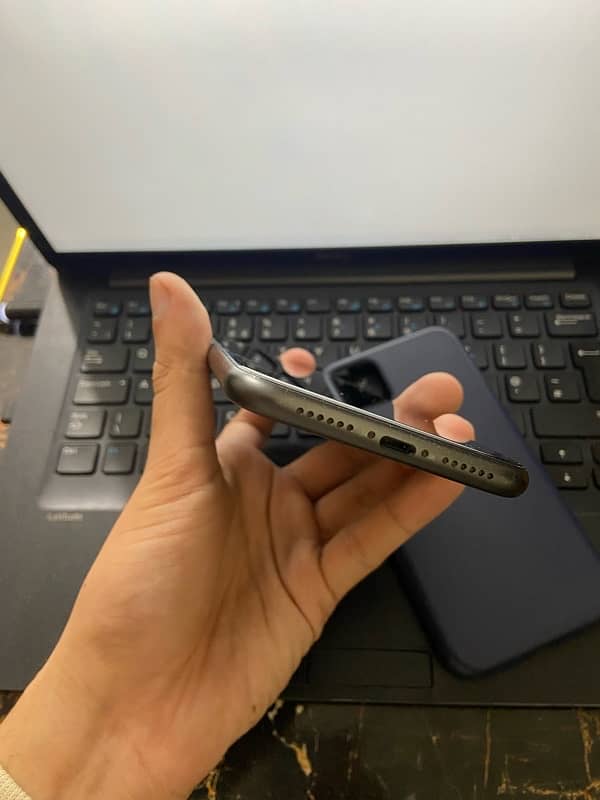 Iphone 11 factory unlock black A+ condition 4