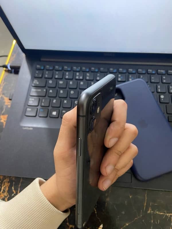 Iphone 11 factory unlock black A+ condition 7