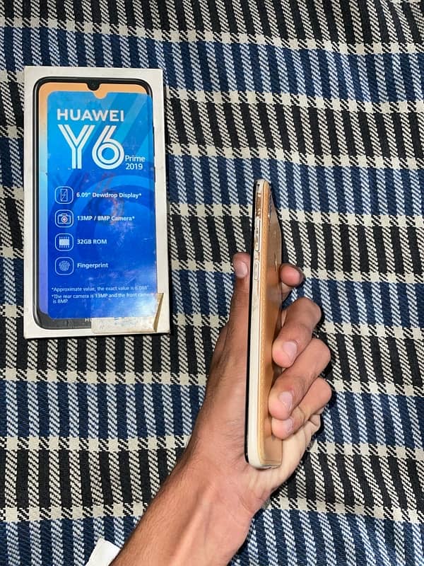 Huawei y6 prime 32gb with box all ok wattsapp : 03070405686 7