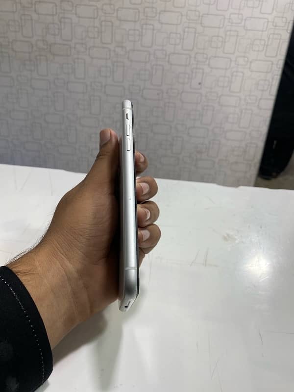 iPhone XR water pack 64 gb 6