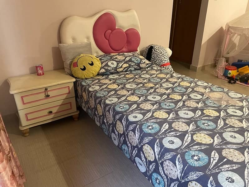 hello kitty single bed with side table 2