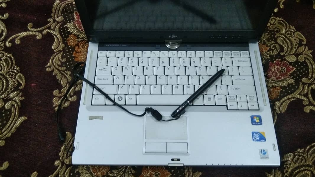 FUJITSU leptop screen rotatable with touch 0