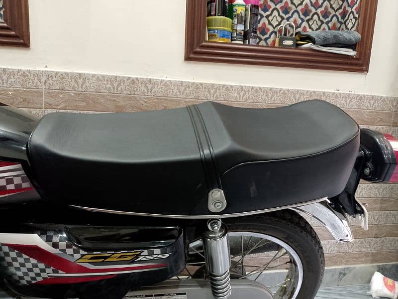 Honda 125 Seat 0