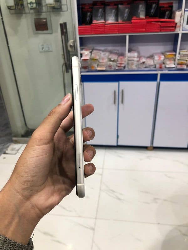 IPhone 11 white colr  jv 64jb true tone on face id OK hai urgent sale 2