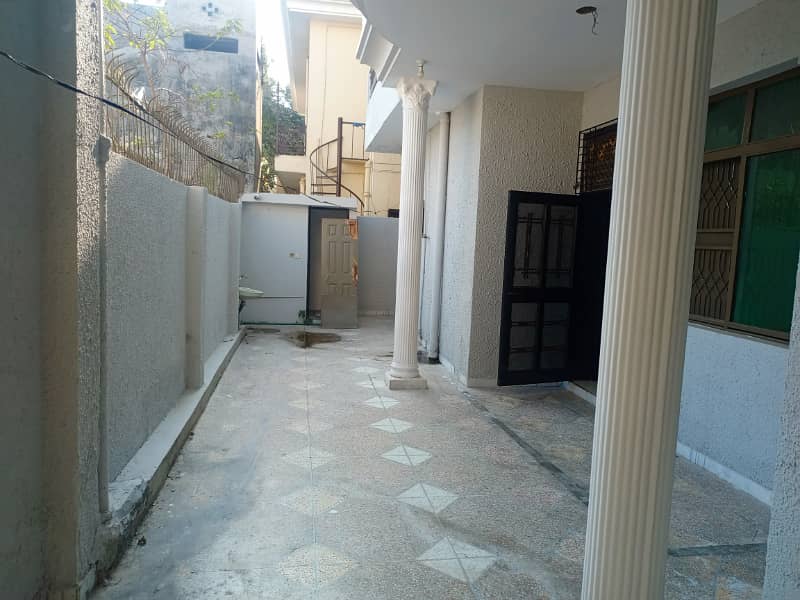 1 kanal beautiful house for rent at the prime location of Johar town 17