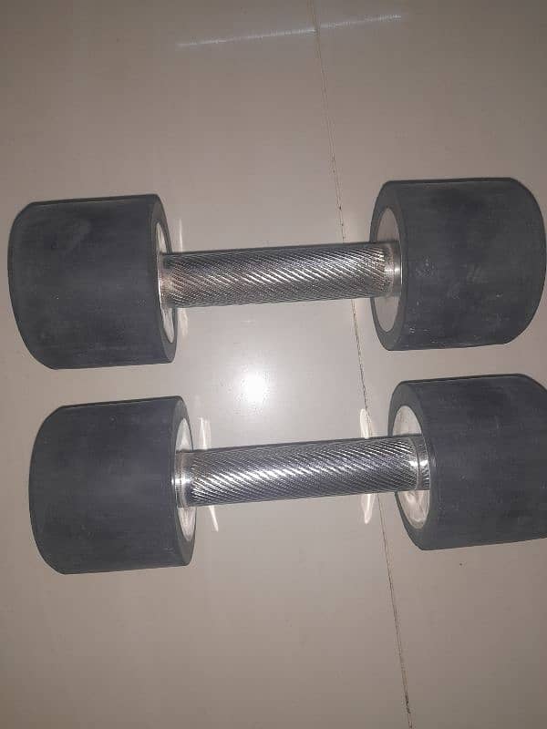 PAIR OF 4KG EACH DUMBELL. 0