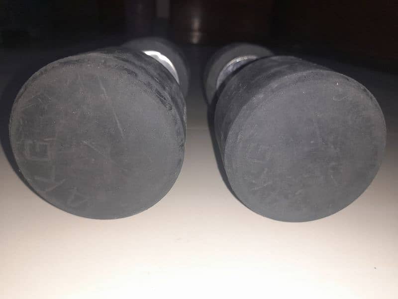 PAIR OF 4KG EACH DUMBELL. 1