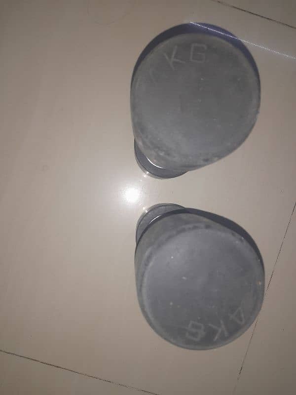 PAIR OF 4KG EACH DUMBELL. 2