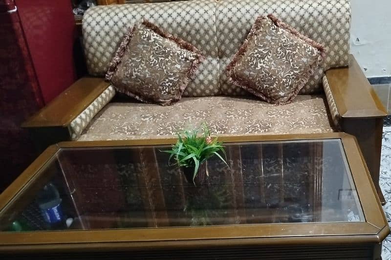 4 seater sofa with 1 table . . contact 03119777857 1