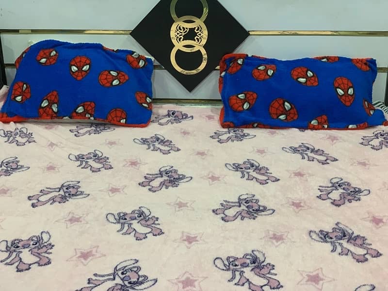 Blanket and Gol pillows 8