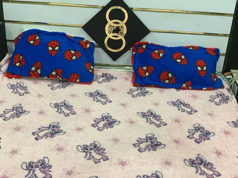 Blanket and Gol pillows 16