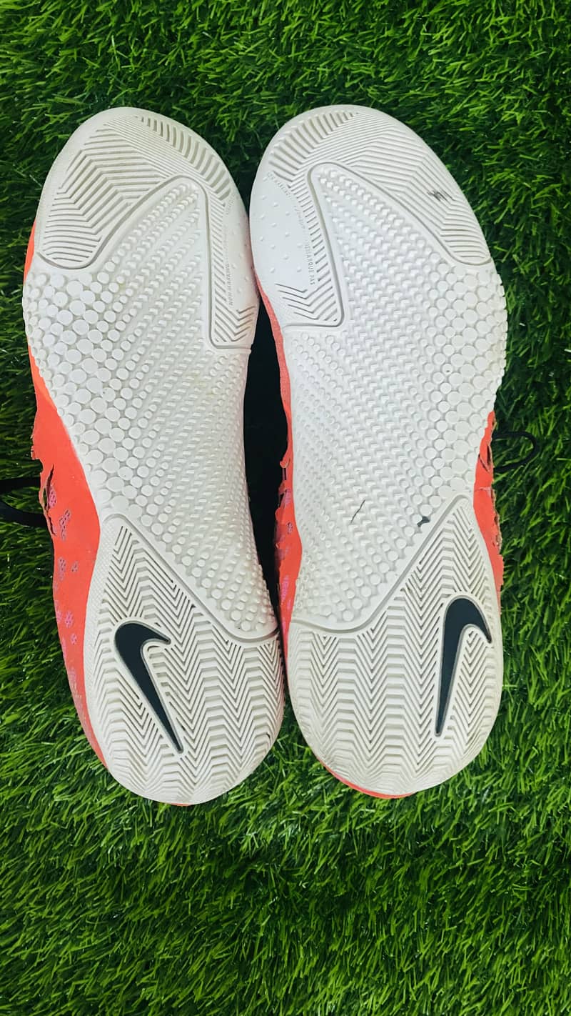 Nike football gripper 1