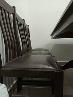 Dining table in good condition for sale