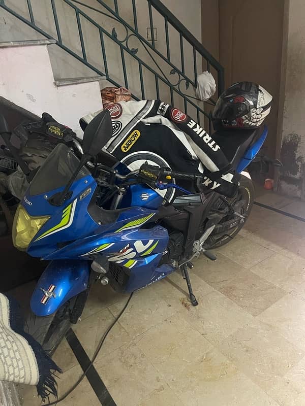 Suzuki gixxr 150 like new 6