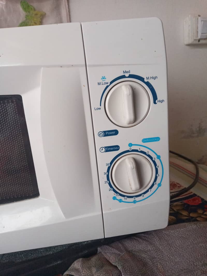 Microwave Oven in Excellent condition 1