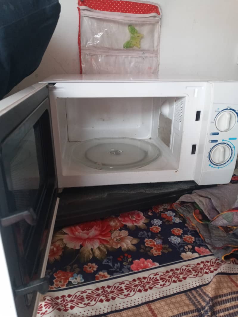 Microwave Oven in Excellent condition 2