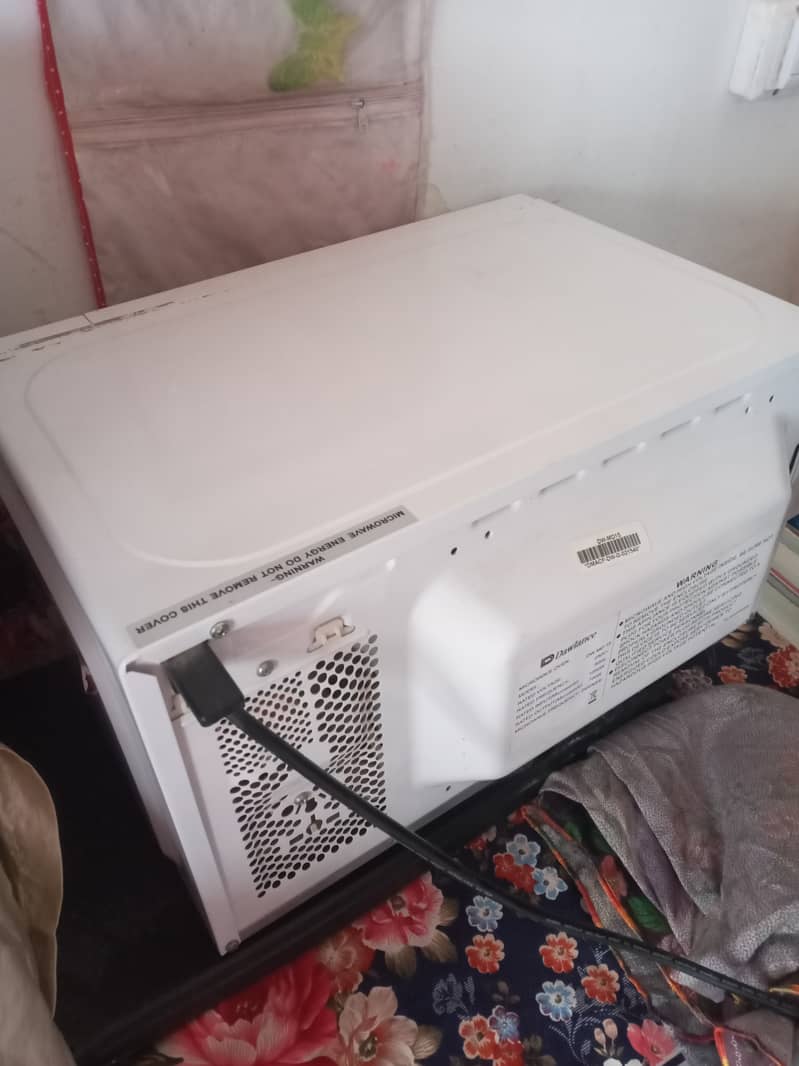 Microwave Oven in Excellent condition 4