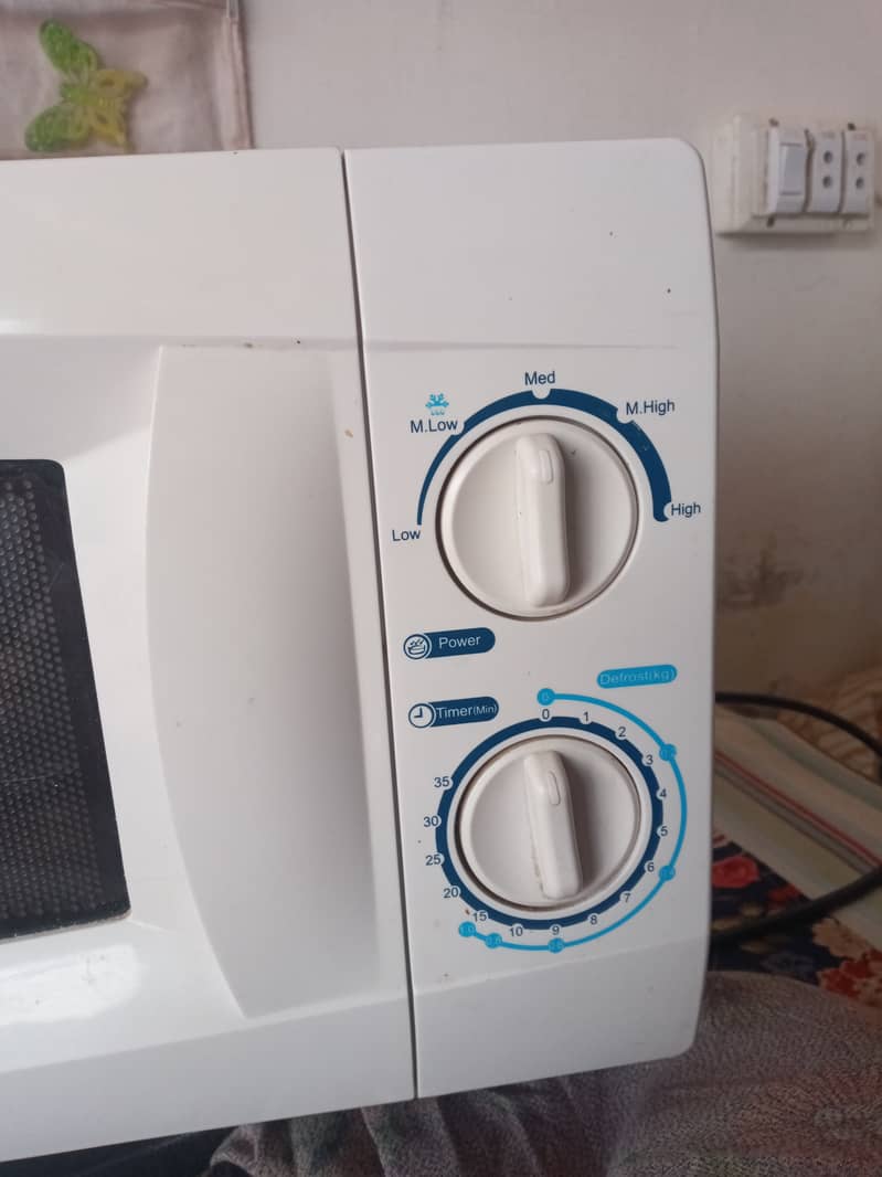 Microwave Oven in Excellent condition 6