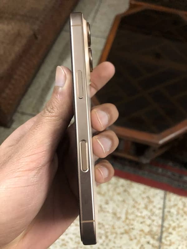 Iphone 16 pro Desert Titanium 1