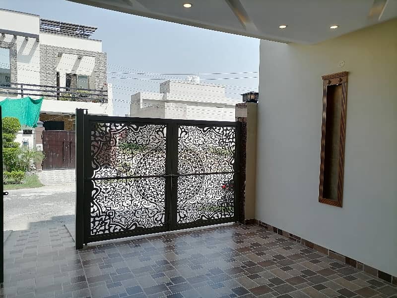 Best Options For Prime Location House Is Available For Sale In Satiana Road 7