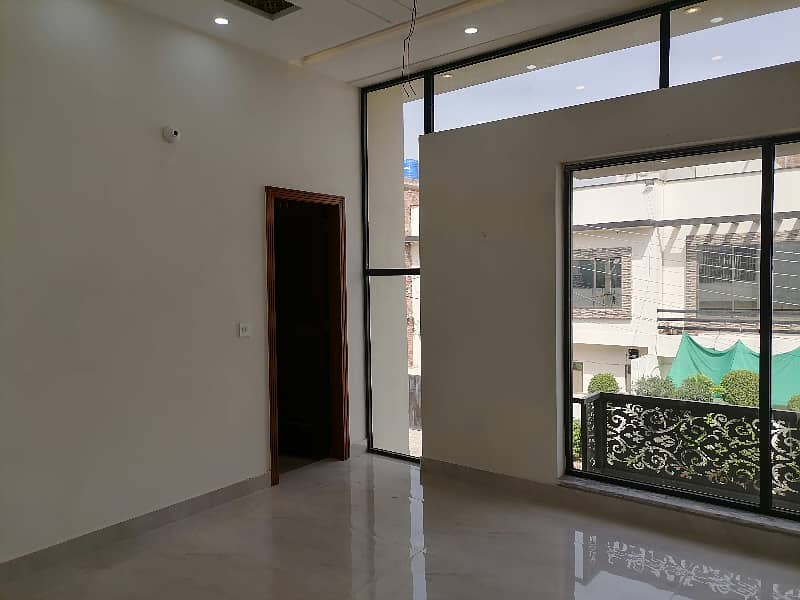 Best Options For Prime Location House Is Available For Sale In Satiana Road 22