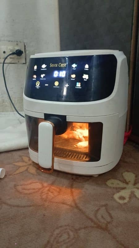 silver crest 8L air fryer, body crack from side but works perfectly ok 1